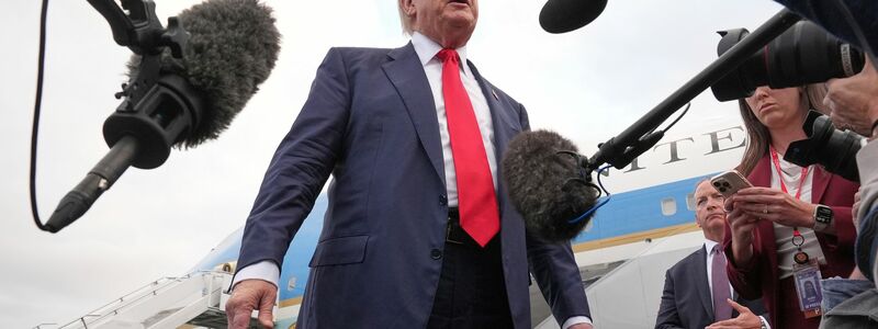 Bei seiner Ankunft in Schottland sprach Trump von einer «guten 50:50-Chance» für einen möglichen Deal. - Foto: Jacquelyn Martin/AP/dpa