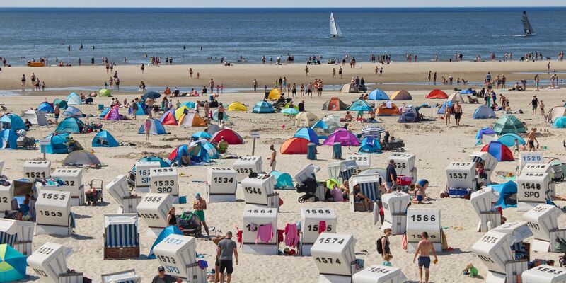 Eine Woche am Strand - oder auch nur bei Freunden - ist für viele Menschen zu teuer. (Archivbild) - Foto: Georg Wendt/dpa