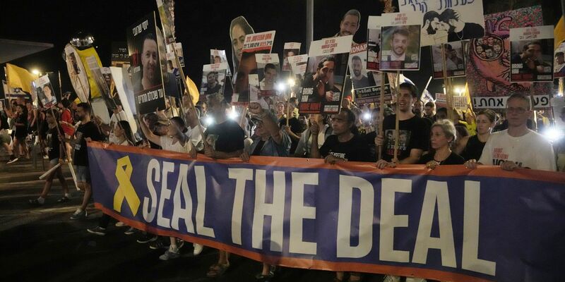 Erneut fordern in Israel Zigtausende die Freilassung der Geiseln im Gazastreifen. (Archivbild) - Foto: Mahmoud Illean/AP/dpa