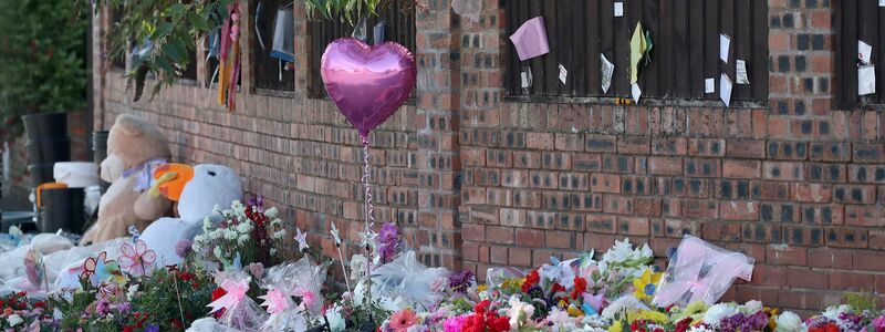 Menschen haben in der Nähe des Tatorts von Southport Blumen niedergelegt. (Archivbild) - Foto: Scott Heppell/AP/dpa