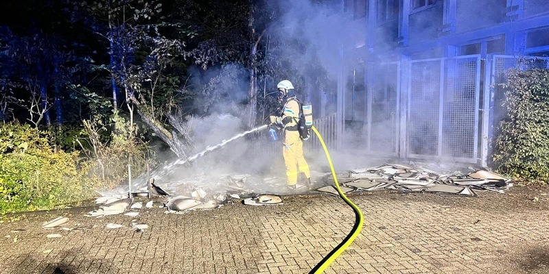 FW-GL: Zwei nächtliche Einsätze für die Feuerwehr Bergisch Gladbach - Mülltonnenbrand und Kabelbrand in Bürogebäude - Foto: presseportal.de