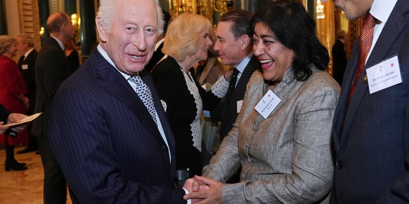 Gurinder Chadha mit König Charles III. im November 2024 bei einem Empfang.  - Foto: Aaron Chown/PA Pool via AP/dpa