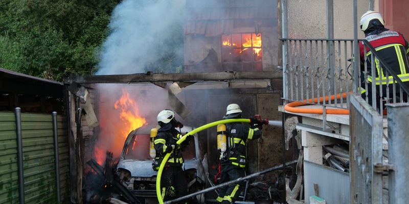 FW LK Neunkirchen: Brand eines Carports greift auf Wohnhaus über - Großalarm für die Feuerwehr Schiffweiler - Foto: presseportal.de