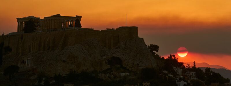 Der Rauch zieht bis über die Hauptstadt Athen. - Foto: Petros Giannakouris/AP/dpa