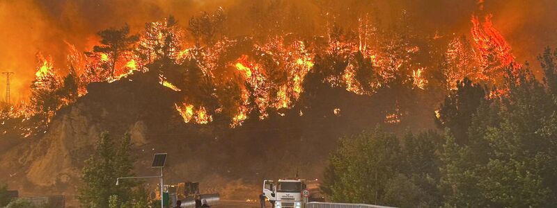In der Türkei kämpfen Helfer gegen zahlreiche Waldbrände. - Foto: Ridvan Bostanci/IHA/dpa