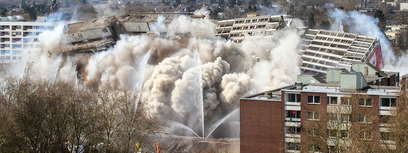 Gesprengt wurde wie schon 2019 nach der «Kipp-Kollaps-Faltung». Dabei wird zeitversetzt zweimal gesprengt, so dass das Gebäude erst kippt und dann kollabiert. (Archivbild) - Foto: Christoph Reichwein/dpa