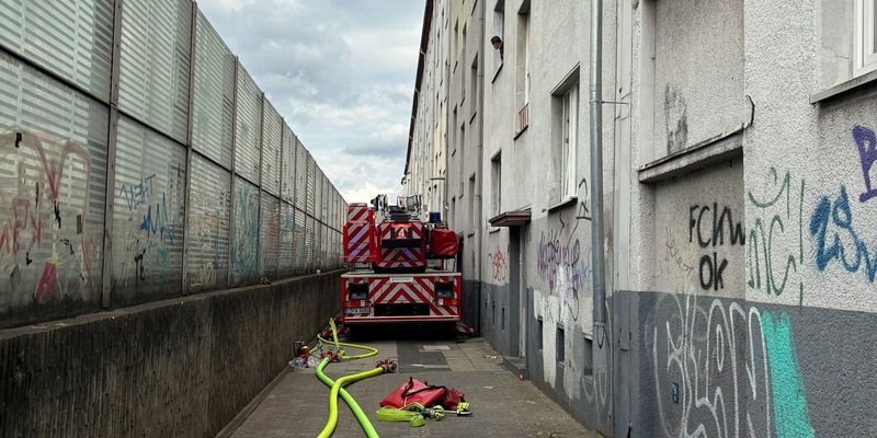 FW-E: Kellerbrand - Aufwändige Rettung über Drehleiter erforderlich - Foto: presseportal.de