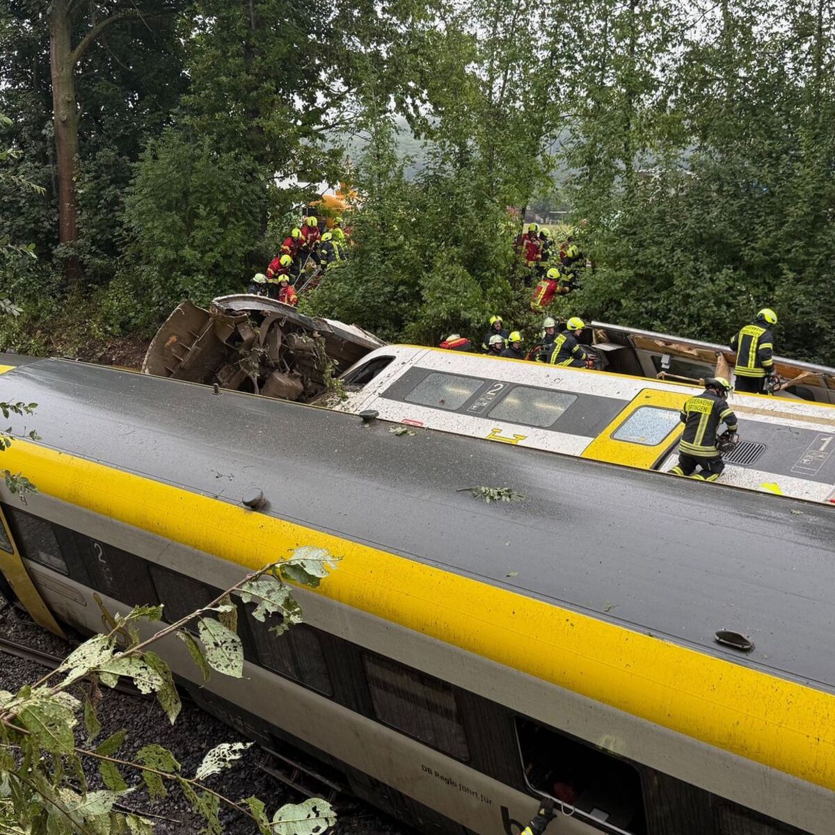 Am Unfallort waren auch mindestens vier Rettungshubschrauber im Einsatz. - Foto: Thomas Warnack/dpa