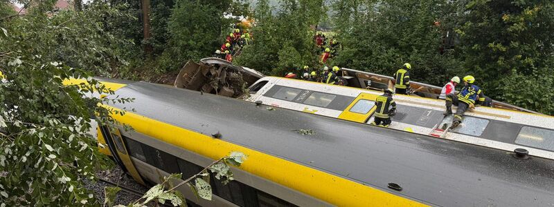 Am Unfallort waren auch mindestens vier Rettungshubschrauber im Einsatz. - Foto: Thomas Warnack/dpa