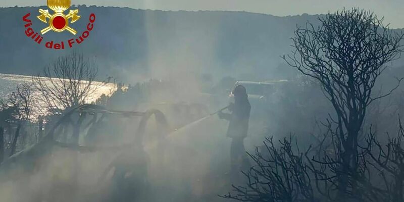 Mehrere Autos brannten am Küstenabschnitt Punta Molentis. - Foto: -/Vigili del Fuoco/dpa