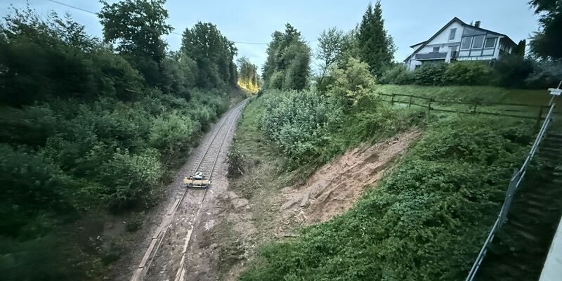 Nahe der Unfallstelle hatte es einen Hangrutsch gegeben. Die Ermittler untersuchen nun, ob das die Ursache für das Unglück gewesen sein könnte.  - Foto: Nico Pointner/dpa