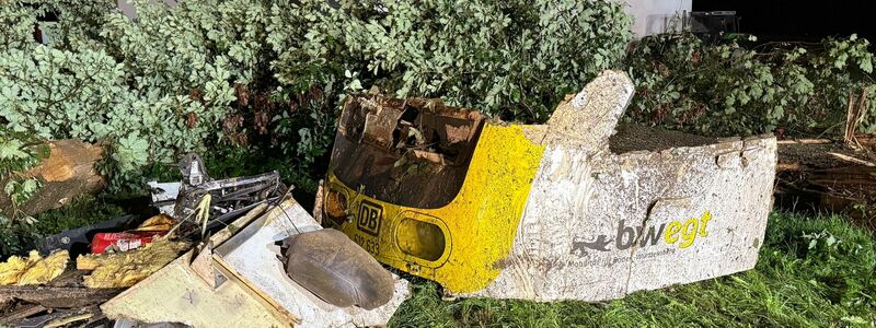 Ermittler prüfen, ob ein Erdrutsch die Ursache für das Unglück mit mindestens drei Toten sein könnte. - Foto: Nico Pointner/dpa