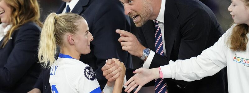 Gut gemacht: Prinz William beglückwünscht Siegtorschützin Chloe Kelly. - Foto: Nick Potts/PA Wire/dpa
