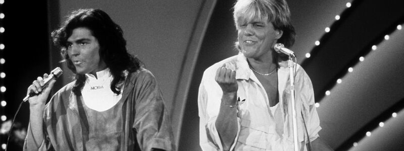 Das deutsche Pop-Duo Modern Talking mit Thomas Anders (links) und Dieter Bohlen bei einem Auftritt im Oktober 1985. - Foto: Von_Maydell/dpa