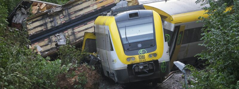 Mit einem Kran wurden am Montagabend die ersten Waggons des entgleisten Zugs geborgen.  - Foto: Thomas Warnack/dpa