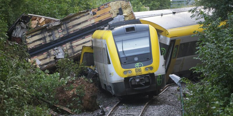 Nach ersten Ermittlungen der Polizei löste dieser Hangrutsch den tödlichen Unfall aus. - Foto: Thomas Warnack/dpa