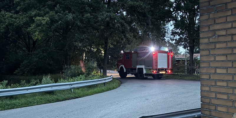 FW Flotwedel: Ölfilm auf der Aller - Leckgeschlagener Hydraulikzylinder sorgt für Feuerwehreinsatz - Foto: presseportal.de