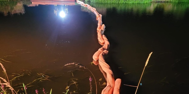 FW Celle: Aufbau einer Ölsperre - Foto: presseportal.de