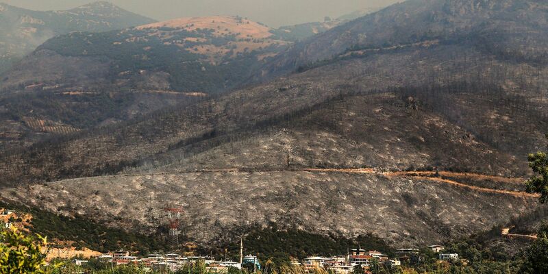 Helfer löschen einen Waldbrand. - Foto: Sercan Ozkurnazli/dia images/AP/dpa