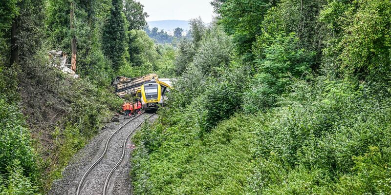 Rettungskräfte arbeiten am Wrack des verunglückten Zuges. - Foto: Jason Tschepljakow/dpa