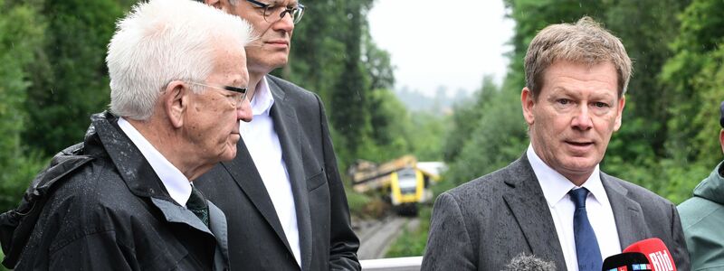 Bahnchef Lutz ringt um Fassung.  - Foto: Bernd Weißbrod/dpa