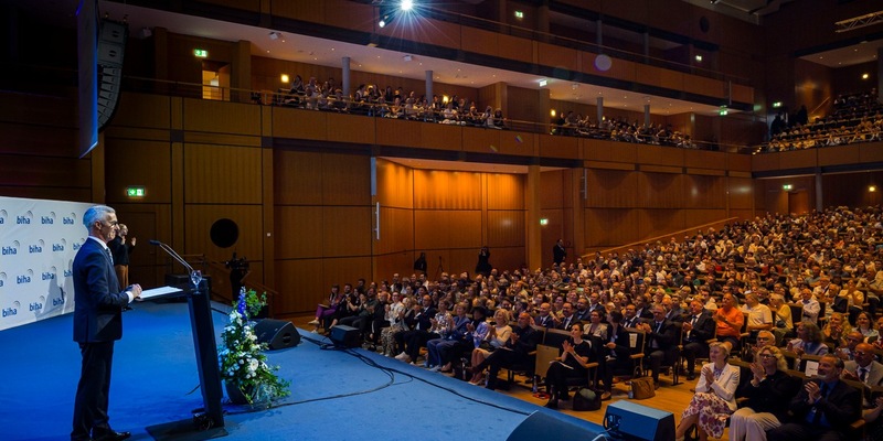 Bundesweit größte Gesellenfreisprechung in Lübeck / Die Hörakustiker-Branche feiert neue 511 Fachkräfte - Foto: presseportal.de