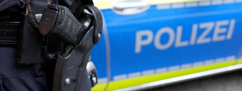Die Polizei ermittelt nach Schüssen in Hamburg-Altona. Unklar ist, wer wann auf das Gebäude eines Buchgroßhändlers geschossen hat. (Archivbilder) - Foto: Marcus Brandt/dpa