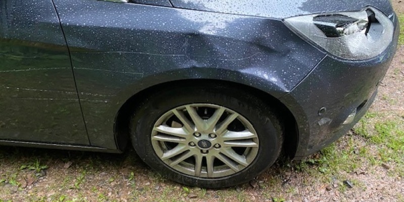 POL-PDPS: Wer hat den Ford beschädigt? Polizei bittet um Hinweise. - Foto: presseportal.de