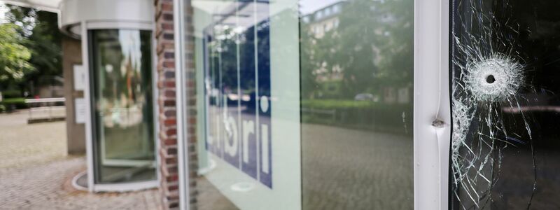 Rund zehn Einschusslöcher und mehrere Patronenhülsen sowie Patronen hat die Polizei gefunden. - Foto: Christian Charisius/dpa