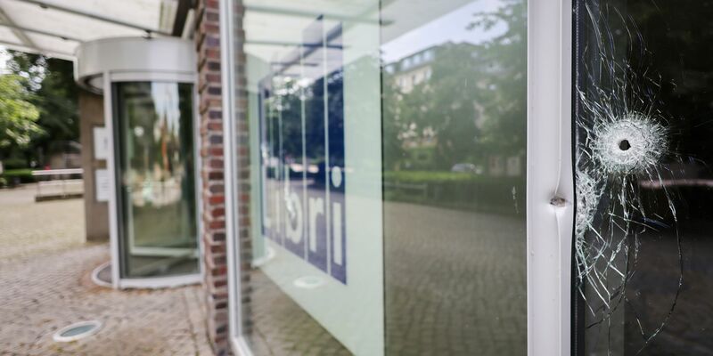 Rund zehn Einschusslöcher und mehrere Patronenhülsen sowie Patronen hat die Polizei gefunden. - Foto: Christian Charisius/dpa