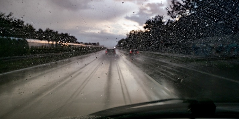 API-TH: Es regnet - Fuß vom Gas - Foto: presseportal.de