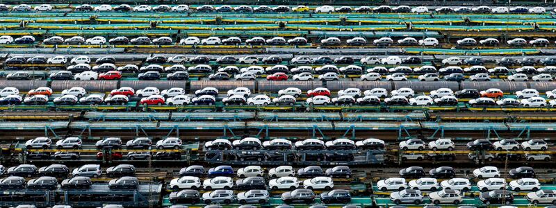 Autotransporte in Bremen: Auf die deutsche Automobilindustrie kommen durch den Zolldeal erhebliche Belastungen zu. - Foto: Sina Schuldt/dpa