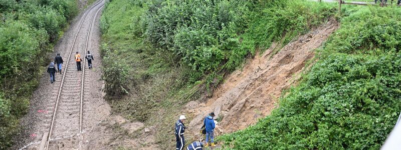 Der entgleiste Zug ist noch an der Unfallstelle. - Foto: Bernd Weißbrod/dpa