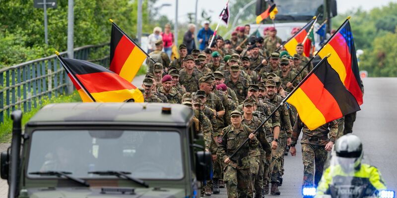Mit dem Marsch gedenken die Teilnehmer der im Dienst verstorbenen Soldaten. - Foto: Soeren Stache/dpa