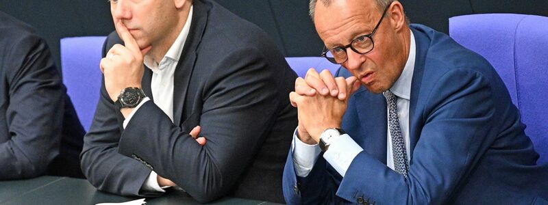 Die Lücke im Haushalt ist durch Kompromisse von SPD und Union größer geworden - Finanzminister Lars Klingbeil (SPD) und Kanzler Friedrich Merz (CDU) dürften nun noch einige Verhandlungen bevorstehen. (Archivbild) - Foto: Niklas Treppner/dpa