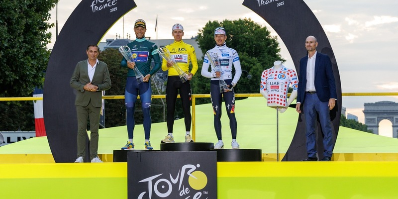 Der Gewinner der 112. Tour de France, Tadej Pogacar, erhält von Škoda Design gestaltete Trophäe - Foto: presseportal.de