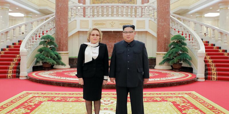 Valentina Matwijenko - hier bei einem Treffen mit Nordkoreas Staatschef Kim Jong Un - gilt als enge Vertraute von Kremlchef Wladimir Putin noch aus Petersburger Zeiten. (Archivbild) - Foto: -/KCNA/dpa