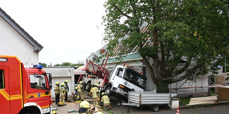 FW Pulheim: Kran fällt auf Hausdach - Foto: presseportal.de
