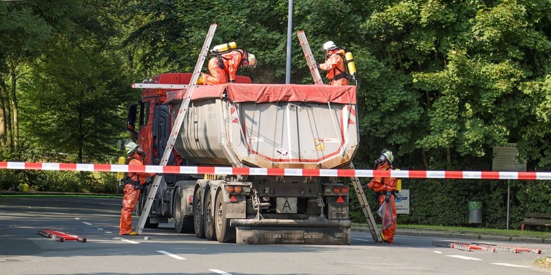 FW-E: Ammoniakaustritt aus LKW - Feuerwehr im Großeinsatz - Foto: presseportal.de
