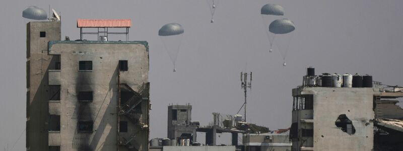Seit Sonntag werfen Jordanien und die Vereinigten Arabischen Emirate in Koordination mit der israelischen Armee Hilfsgüter aus der Luft über dem Gazastreifen ab.  - Foto: Jehad Alshrafi/AP/dpa