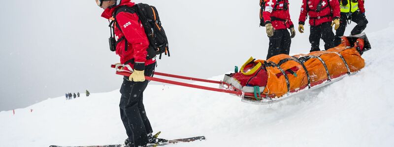 Bergretter sind oft unter widrigsten Wetterbedingungen im Einsatz (Archivbild) - Foto: Jean-Christophe Bott/KEYSTONE/dpa