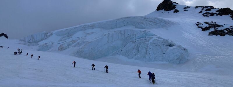 Auf dem Gletscher sind Bergsteiger angeseilt unterwegs - andernfalls drohen gefährliche Stürze in Gletscherspalten. - Foto: Sabine Dobel/dpa