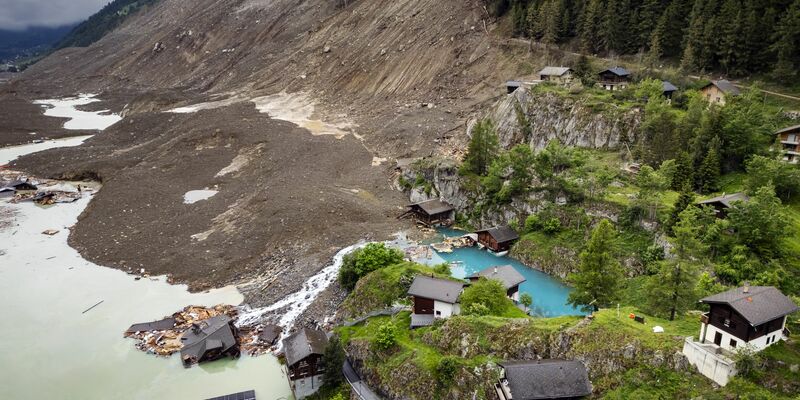 Ein Bergsturz zerstörte Ende Mai große Teile des Dorfes Blatten im Schweizer Kanton Wallis. (Archivbild) - Foto: Michael Buholzer/KEYSTONE/dpa