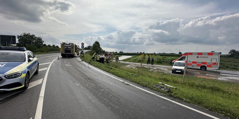 FW Weinheim: Verkehrsunfall auf der Kreisverbindungsstraße, Pkw landet auf der Seite - Foto: presseportal.de