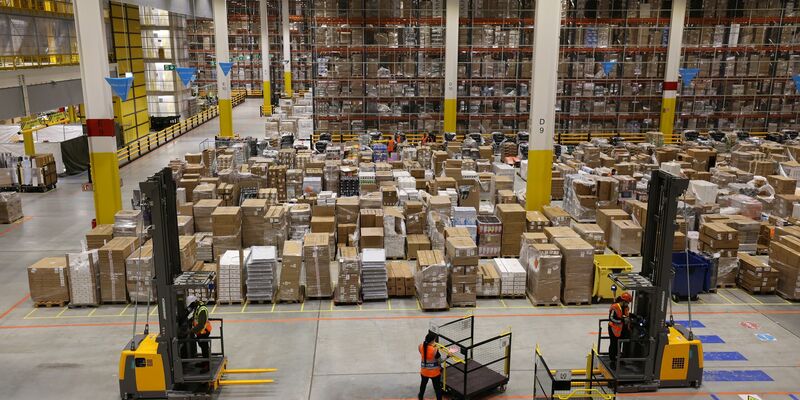 Ein Amazon-Logistikzentrum in Dummerstorf, Mecklenburg-Vorpommern. Der US-Konzern kündigt eine Lohnerhöhung für seine Logistik-Mitarbeiter in Deutschland an. - Foto: Bernd Wüstneck/dpa