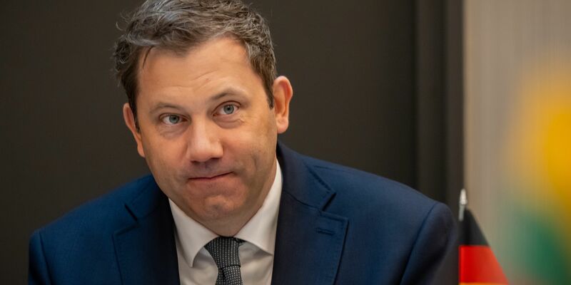 Bundesfinanzminister Lars Klingbeil (SPD) erinnert seine Kabinettskolleginnen und -kollegen ans Sparen. (Archivbild) - Foto: Michael Kappeler/dpa