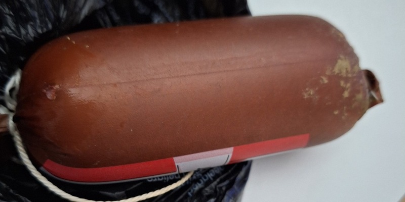 POL-UL: (UL) Dornstadt - Verdächtige Wurst am Wegesrand aufgetaucht / Am Montag fand eine Zeugin eine abgepackte Wurststange in Dornstadt-Tomerdingen. - Foto: presseportal.de