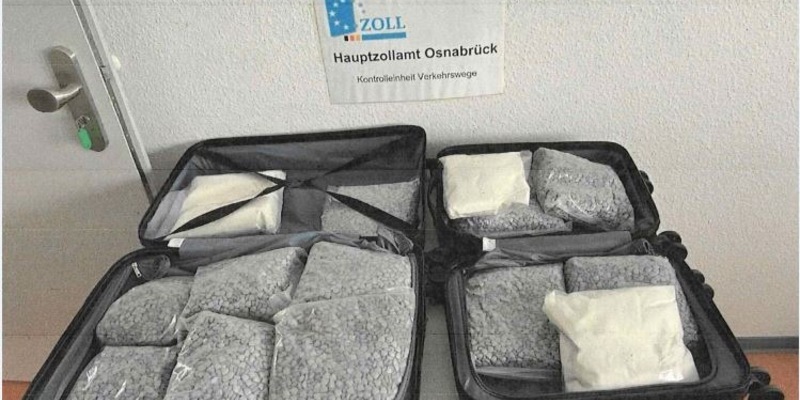 HZA-OS: Osnabrücker Zoll stellt 30 KG Ecstasy-Tabletten und 5 KG Ketamin im Zug sicher; Drogenkurier festgenommen - Foto: presseportal.de