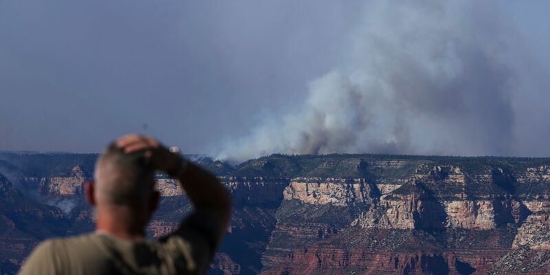 Die Flammen zeigen den Angaben zufolge «extremes Brandverhalten». - Foto: Jon Gambrell/AP/dpa