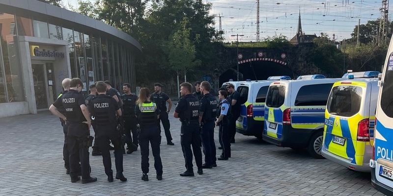 POL-MG: Gemeinsame Pressemeldung von Polizei und Stadt Mönchengladbach sowie der Bundespolizei zum Schwerpunkteinsatz - Foto: presseportal.de